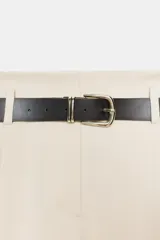 Pantalón recto color beige de tiro alto con pinzas delanteras, bolsillos frontales y falsos bolsillos de vivo en la espalda. Incluye un cinturón fino negro con hebilla dorada. Cierre frontal con cremallera, botón interior y gancho.