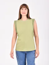 Musculosa verde militar de corte recto, con cuello redondo y detalles de encaje aplicado en las sisas.