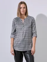 Blusa Ninety de gasa satén con cuello a la base y escote en V. Manga 3/4 regulable con presilla y botón. Estampado geométrico en blanco y negro.