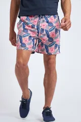 Short de baño con cintura elástica y cordón ajustable, confeccionado en tela ligera de secado rápido. Presenta un estampado botánico integral en tonos amarillos, blancos y azules, con dos bolsillos delanteros y uno posterior.