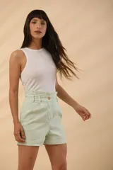 Short color verde agua, de tiro alto con pinzas y bolsillos laterales.
