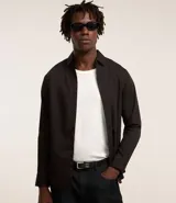 Camisa de vestir marrón oscuro, corte slim, de manga larga y cuello camisero.