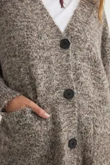 Cardigan de tejido de punto con textura jaspeada en tonos pasteles, escote en V, cierre frontal con botones oscuros y bolsillos delanteros.