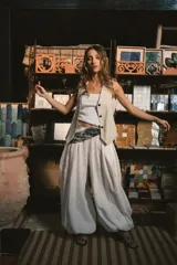 Pantalón holgado color blanco, de corte amplio con elástico en los tobillos.