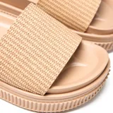 Sandalias tipo ojotas color habano con faja ancha superior de textura tejida y suela de plataforma alta texturizada.