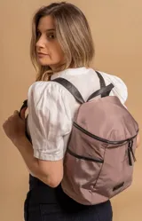 Mochila urbana de diseño compacto en color negro, confeccionada en nylon resistente. Cuenta con un compartimento principal con cierre, bolsillo frontal con cierre y correas ajustables con detalle de marca.