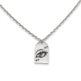 Collar plateado con dije rectangular con bordes redondeados y grabado de un ojo estilizado.