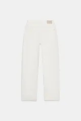 Jeans de tiro alto y corte recto de pernera larga, con diseño clásico de cinco bolsillos y costuras en contraste. Cierre frontal con cremallera y botón metálico.