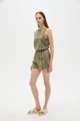 Musculosa de algodón sin mangas, de corte holgado, con diseño a rayas en tonos beige, rosado y gris.