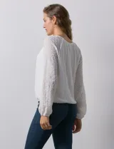 Blusa blanca texturizada, marca Harper, de manga larga con terminación fruncida y ruedo con frunce. Tiene forro interno a tono.