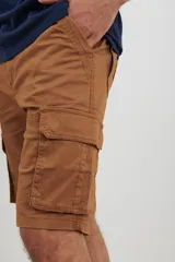 Bermuda cargo de color verde, con diseño funcional de seis bolsillos, incluyendo bolsillos laterales con solapa. Confeccionada en tejido de algodón con elastano para mayor comodidad.