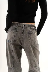 Pantalón de jean azul de corte recto y tiro medio, con costuras decorativas en contraste y bordado exclusivo en la parte frontal.