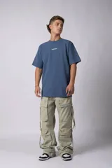 Remera de corte oversize color negro, con cuello redondo y estampa minimalista con la palabra 'HUMAN' en el pecho.