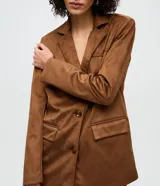 Blazer de corte sastre confeccionado en gamuza sintética color marrón, con cuello estructurado, mangas largas y cierre frontal con botones.