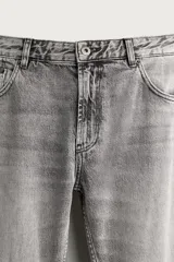Jeans flare fit de denim de algodón en color gris con efecto lavado. Presentan diseño de cinco bolsillos, tiro medio y cierre frontal con cremallera y botón.