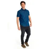 Camisa de manga corta confeccionada en tejido denim azul, con cuello camisero, cierre frontal de botones y bolsillo en el pecho con etiqueta de la marca CAT.