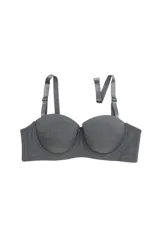 Soutien strapless con copas preformadas y aros, confeccionado en microfibra gris. Incluye breteles desmontables y ajustables, y cierre posterior con broches multiposición.