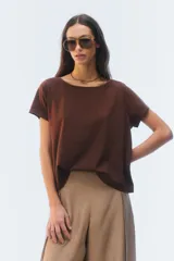 Remera negra de corte evasé y largo corto, con escote redondo y mangas cortas.