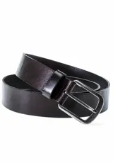 Cinturón de cuero color marrón oscuro con hebilla metálica plateada de forma rectangular.