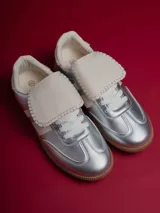 Zapatillas urbanas Champion Sicus color negro con detalles en blanco y suela color caramelo.