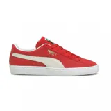 Championes Puma Suede Classic rojos con franja lateral blanca y suela blanca.