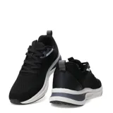 Championes deportivos Umbro modelo Vega, color negro con detalles en blanco. Presentan un diseño de malla transpirable, cierre con cordones y suela con amortiguación.