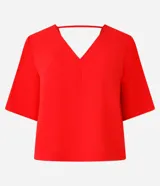 Blusa Cortelle para mujer, confeccionada en crepé de poliéster color rojo, de manga corta, diseño holgado y escote en V pronunciado en el frente.