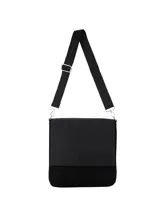 Bandolera Terrano modelo Katerine, de color negro, con solapa de símil cuero y cuerpo de gamuza. Cuenta con correa ajustable con el nombre de la marca impreso, herrajes plateados y cierre magnético.