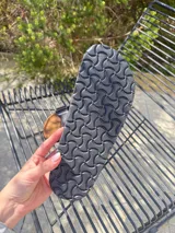 Sandalias de tiras de ecocuero marrón con dos hebillas metálicas ajustables y plantilla anatómica.