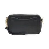 Cartera bandolera Marc Jacobs modelo The Snapshot, color tostado con herrajes dorados y logo frontal metálico. Incluye correa ajustable con diseño de cinta tejida y cierre superior.