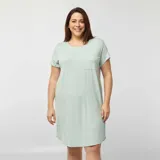 Camisón corto de jersey color celeste con bolsillo en el pecho y mangas cortas.