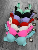 Corpiño de bikini con volados en los breteles, disponible en varios colores: verde agua, negro, lila, rojo, blanco, rosa y celeste.