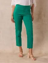 Pantalón recto color verde esmeralda de gabardina elastizada, marca Zac & Rachel. Pretina ancha con faja interna modeladora. Delantera con bolsillos simulados. Trasera con bolsillos ojal.