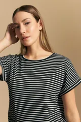 Remera de corte holgado con diseño de rayas horizontales finas en blanco y negro, cuello redondo y mangas cortas con dobladillo.