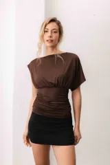 Short pollera elastizado de tiro medio y color negro, con diseño minimalista que combina la estética de una minifalda con la comodidad de un short.