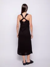 Vestido largo de tejido de punto negro, sin mangas, con escote redondo y detalle de nudo en la espalda.