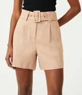 Short de lino y viscosa color tostado, de tiro alto con pliegues delanteros, bolsillos laterales y cinturón incorporado con hebilla cuadrada forrada.