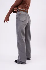 Jean wide leg gris deslavado de tiro alto, de corte holgado y pierna ancha con efecto fluido.