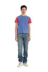 Jeans straight fit de corte recto confeccionados en denim de algodón. Presentan diseño de cinco bolsillos, efecto lavado de tono medio y cierre frontal con cremallera y botón.