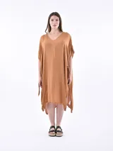 Vestido suelto color marrón medio, con escote en V y mangas cortas amplias. El ruedo es asimétrico con cortes laterales que caen en punta.