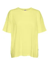 Remera básica negra de corte relajado, con cuello redondo y mangas corta.