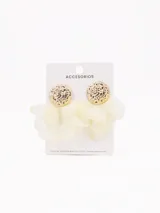 Aros colgantes con base dorada y flores de tela color crema.