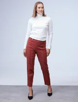 Pantalón de vestir color ladrillo, de gabardina elastizada, con pretina ancha con aplique de botones dorados y largo de pierna pespunteado.
