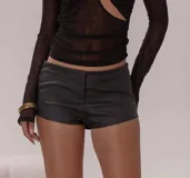 Short de tiro medio-alto con efecto cuero, de calce ajustado y diseño minimalista.