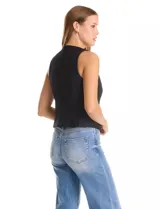 Chaleco sastrero de silueta entallada con escote en V y cierre frontal mediante botones forrados al tono. Presenta pinzas frontales de entalle, bolsillos laterales de ojal y ruedo con terminación en pico en el frente.