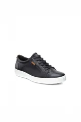 Championes urbanos Ecco Soft 7, color negro, confeccionados en cuero con cordones y suela blanca.
