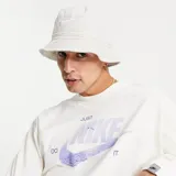 Gorro tipo bucket Nike Sportswear color beige, con logo de la marca bordado en blanco en la parte frontal.