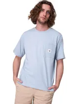 Remera celeste de manga corta Caterpillar, confeccionada en jersey de algodón suave, con calce regular, bolsillo parche en el pecho y etiqueta tejida con el logo de la marca.
