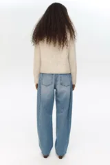 Jean baggy barrel de cinco bolsillos en denim de algodón con diseño curvo en las piernas y corte holgado de tiro medio.