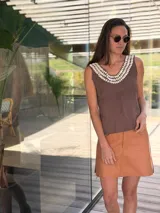 Musculosa marrón de cuero con cuello en V y detalle de caracoles cosidos a mano en el escote y sisas.